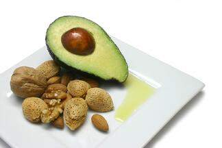 Avocado_nuts_oliveoil_high_vitaminE-1024x682